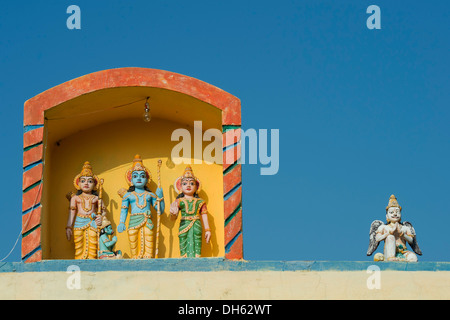 Rurale villaggio indiano tempio indù nel sud campagna indiana. Andhra Pradesh, India Foto Stock