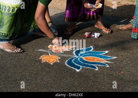 Le donne indiane facendo una Lotus Rangoli di onorare la Sri Sathya Sai Baba outreach mobile al servizio dell'ospedale. Andhra Pradesh, India Foto Stock