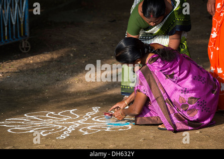 Rangoli di progettazione per onorare la Sri Sathya Sai Baba outreach mobile servizio ospedaliero presso un villaggio indiano. Andhra Pradesh, India Foto Stock