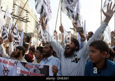 Gli attivisti del Jamat-ud-Dawah sono cantando slogan contro U.S drone attacchi in Pakistan e limiti di uccisione di persone innocenti, durante una manifestazione di protesta a Lahore press club il Venerdì, 01 Novembre, 2013. Foto Stock