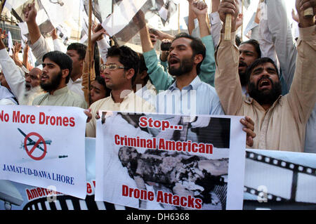 Gli attivisti del Jamat-ud-Dawah sono cantando slogan contro U.S drone attacchi in Pakistan e limiti di uccisione di persone innocenti, durante una manifestazione di protesta a Lahore press club il Venerdì, 01 Novembre, 2013. Foto Stock