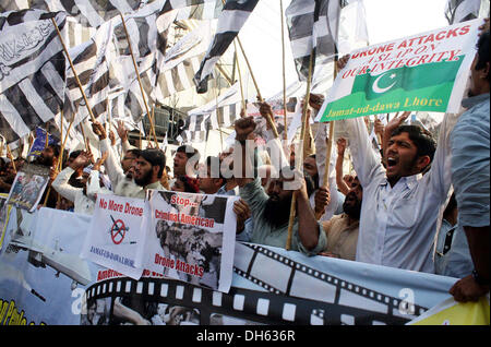 Gli attivisti del Jamat-ud-Dawah sono cantando slogan contro U.S drone attacchi in Pakistan e limiti di uccisione di persone innocenti, durante una manifestazione di protesta a Lahore press club il Venerdì, 01 Novembre, 2013. Foto Stock