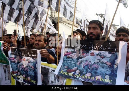 Gli attivisti del Jamat-ud-Dawah sono cantando slogan contro U.S drone attacchi in Pakistan e limiti di uccisione di persone innocenti, durante una manifestazione di protesta a Lahore press club il Venerdì, 01 Novembre, 2013. Foto Stock