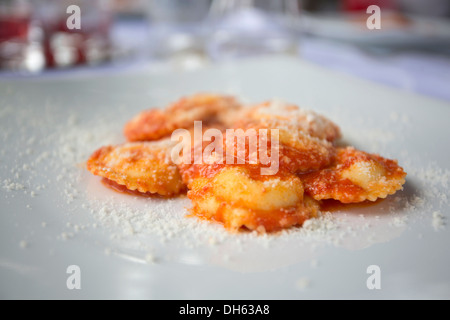 Una buona cena in un ristorante italiano a Sorrento close up di ravioli Foto Stock