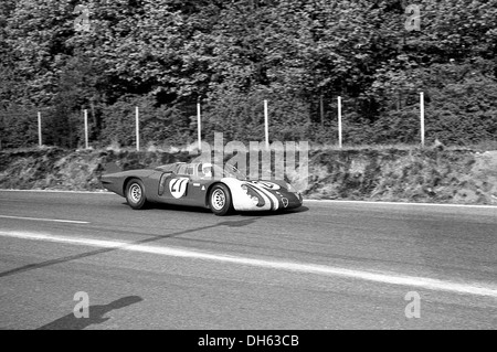 Alfa Romeo T33 VDS Team privato al Paris 1000km a MONTLHERY, Francia 1968. Foto Stock