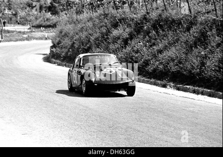 Jack Wheeler-Martin Davidson di Austin Healey Sprite nella Targa Florio, Sicilia 5 maggio 1968. Foto Stock