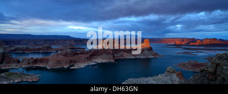 Vista panoramica, vista al tramonto dal punto Alstrom al Lake Powell, Padre Bay con Gunsight Butte e Navajo Mountain, Bigwater, Foto Stock