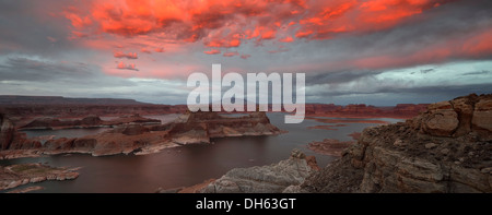 Vista panoramica, vista dopo il tramonto dal punto Alstrom al Lago Powell illuminato da nuvole, Padre Bay con Gunsight Butte e Foto Stock