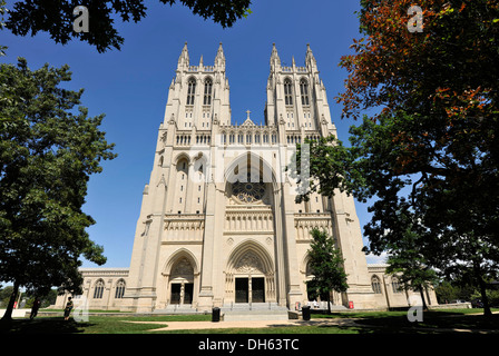 La facciata occidentale, portale ovest con Ex Nihilo rilievo, la Cattedrale Nazionale di Washington o chiesa cattedrale di San Pietro e di San Paolo Foto Stock