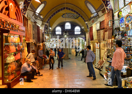 Corridoio principale del Grand Bazaar Kapali Carsi, un gran bazaar coperto nel centro storico della città di Beyazit, Istanbul Foto Stock