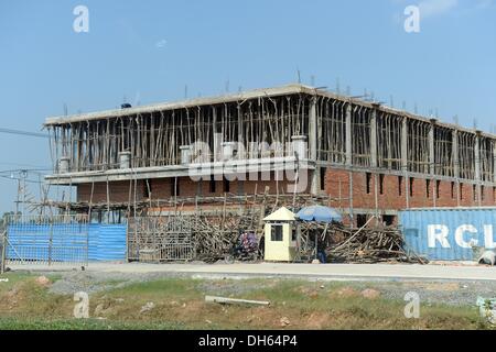 Phnom Penh Cambogia. Undicesimo oct, 2013. Un complesso di edifici è in costruzione a Phnom Penh, Cambogia, 11 ottobre 2013. Foto: Jens Kalaene/dpa/Alamy Live News Foto Stock