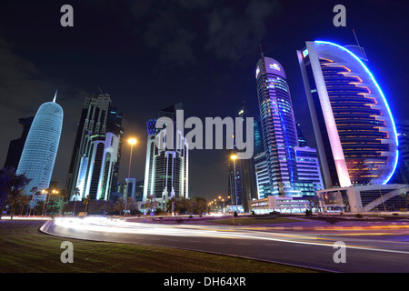 Skyline di Doha di notte con Palm Torre 1 e 2, il World Trade Center, Tornado, torre Burj Qatar Tower con argento Foto Stock