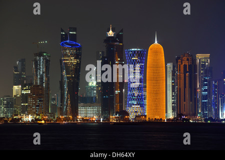 Skyline di Doha di notte con Al Bidda Tower, Palm Torre 1 e 2, il World Trade Center, Tornado e torre Burj Qatar Foto Stock