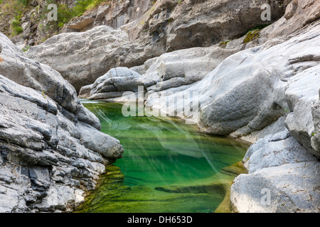 Fiume Bellos, Canon de Anisclo, Parque Nacional de Ordesa y Monte Perdido, Pirenei, provincia di Huesca, Aragona, Spagna, Europa. Foto Stock