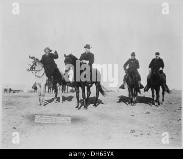 Brig. Gen. Nelson A. Miglia e Buffalo Bill visualizzazione indiano ostile camp vicino a Pine Ridge Agency, South Dakota. Da Grabi 530887 Foto Stock