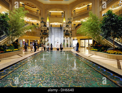 La lobby, l'area dello shopping con una cascata, hotel 5 stelle di lusso, il Palazzo, la striscia di Las Vegas, Nevada, Stati Uniti Foto Stock