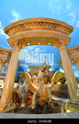 Interno, fontana di Nettuno e Pegasus sotto un cielo artificiale, Forum Shops, hotel di lusso, casinò, il Caesars Palace Foto Stock