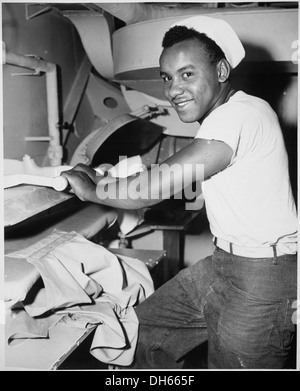 Coast Guardsman Levern Robinson, marinaio di prima classe a è mostrato al lavoro nella nave il servizio lavanderia, a bordo di una costa di protezione 535865 manne Foto Stock