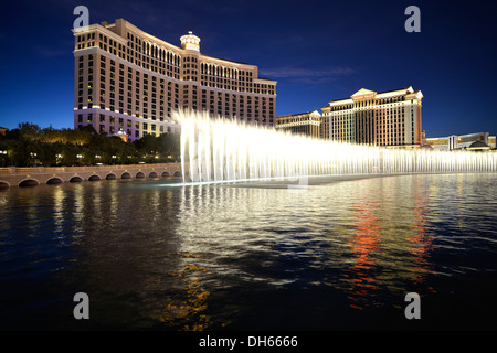 Scena Notturna, fontana display, hotel di lusso e casinò, Bellagio, Caesar's Palace, il Mirage, Las Vegas, Nevada Foto Stock