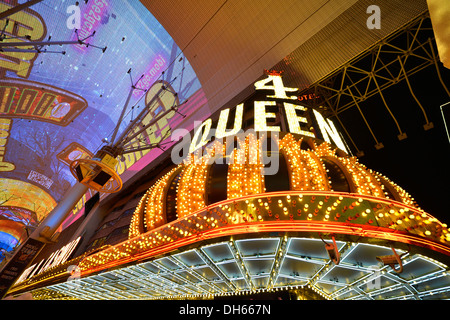 Il Neon cupola di Fremont Street Experience in vecchia Las Vegas Casino Hotel 4 Queens, Downtown Las Vegas, Nevada, Stati Uniti Foto Stock