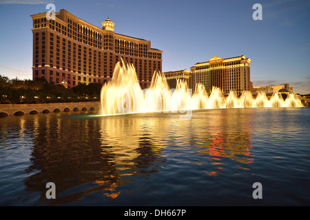 Scena Notturna, fontana display, hotel di lusso e casinò, Bellagio, Caesar's Palace, il Mirage, Las Vegas, Nevada Foto Stock