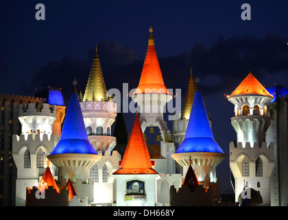 Scena Notturna, hotel di lusso e casinò, l'Excalibur, Las Vegas, Nevada, Stati Uniti Foto Stock