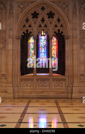 La finestra della chiesa nel corridoio, Cattedrale Nazionale di Washington o chiesa cattedrale di San Pietro e di San Paolo in città e Foto Stock