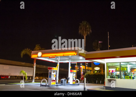 Una stazione di rifornimento Shell mini mart a LAX Los Angeles International Airport di notte Foto Stock