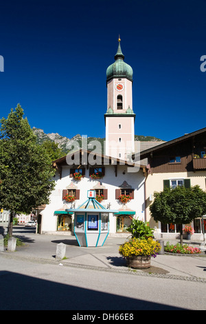 Piazza Marienplatz con la chiesa parrocchiale di San Martino, Garmisch, Garmisch-Partenkirchen, Alta Baviera, Baviera Foto Stock