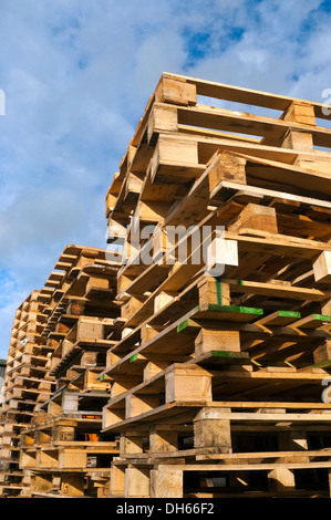 Random pila di pallet in legno - Francia. Foto Stock