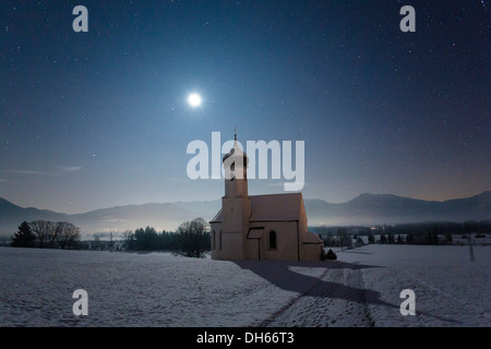 Moonlit San Johannisrain chiesa San Johannisrain, Penzberg, Alta Baviera, Baviera, Germania Foto Stock