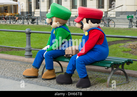 Animatori in costume Super Mario Bros Foto Stock