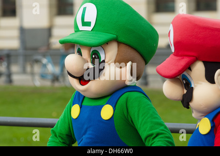 Animatori in costume Super Mario Bros Foto stock - Alamy