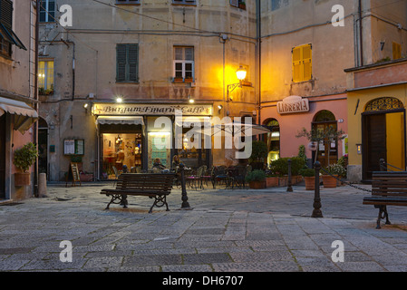 Finalborgo, piccola piazza vicino alla città di cancelli, quarto di finale ligure in provincia di Savona, Liguria, Italia, Europa Foto Stock