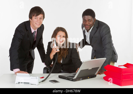 I giovani uomini di affari in un ufficio Foto Stock