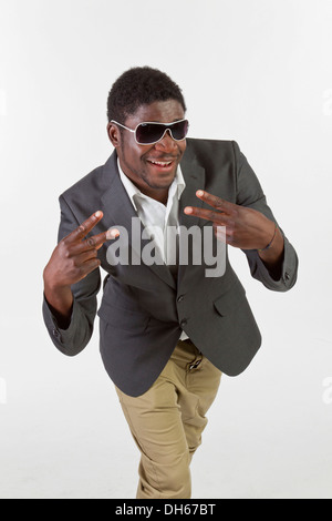 Giovane uomo nero con occhiali da sole Foto Stock