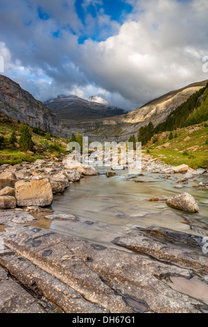 Fiume Arazas nella Valle de Ordesa, Parque Nacional de Ordesa y Monte Perdido, Pirenei, provincia di Huesca, Aragona, Spagna, Europa Foto Stock