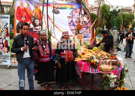 LA PAZ, BOLIVIA, 1 novembre 2013. Amautas sciamani o prendere parte a una cerimonia accanto a un tipico altare o mesa che sono costruiti per ricevere le anime dei suoi cari per Todos Santos. La cerimonia è stata organizzata dal Ministero della decolonizzazione in onore delle popolazioni indigene e l'ala sinistra eroi, comprese Che Guevara e Hugo Chavez (entrambi raffigurata sul poster). Credito: James Brunker/Alamy Live News Foto Stock