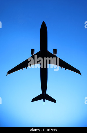 Un modello di plastica di un aereo commerciale aereo vola nel cielo blu Foto Stock