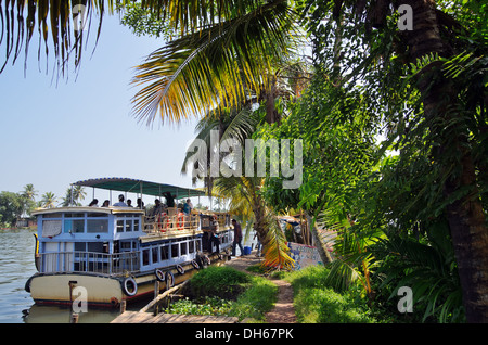 Nave traghetto al posto di ormeggio, Kerala, India Foto Stock