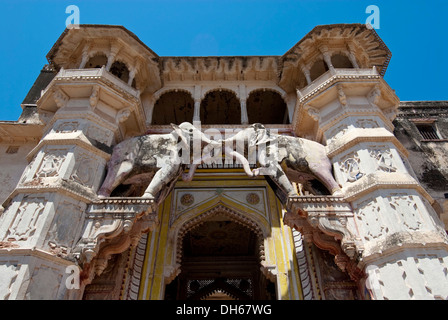 Elefante Hathi gate Pol sul palazzo di città, Bundi, Rajasthan, India, Asia Foto Stock