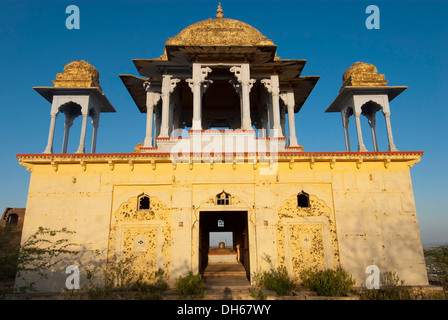 Vespa tempio vicino Taragarh Fort, Bundi, Rajasthan, India, Asia Foto Stock