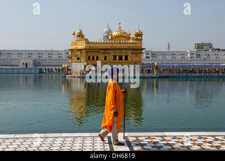 Guardia al Tempio d'oro, Amritsar, India, Asia Foto Stock