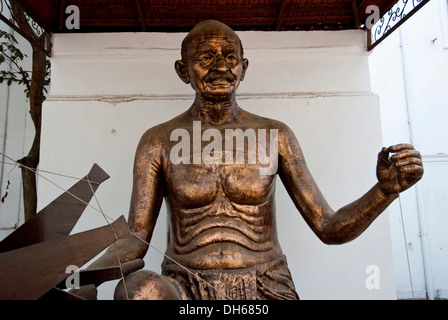 Una statua di MK Gandhi a Gandhi Smriti, Nuova Delhi, India, Asia Foto Stock