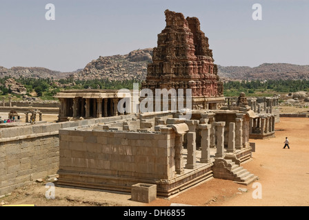 Alta angolazione del tempio Vittala, Hampi, Karnataka, India, Asia Foto Stock