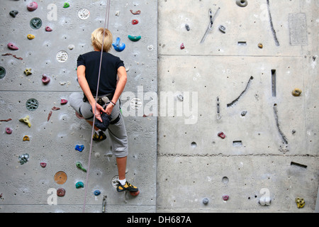 Top-corda scalatore nel Kletterzentrum Amburgo arrampicata rivestimento centrale le mani con il gesso per una presa migliore, Amburgo Foto Stock