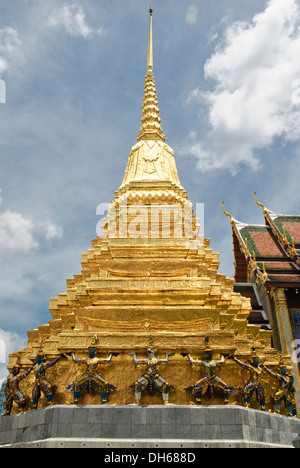 Monumento d'oro con le statue di scimmie e demoni, il Grand Palace, Bangkok, Thailandia, Asia Foto Stock