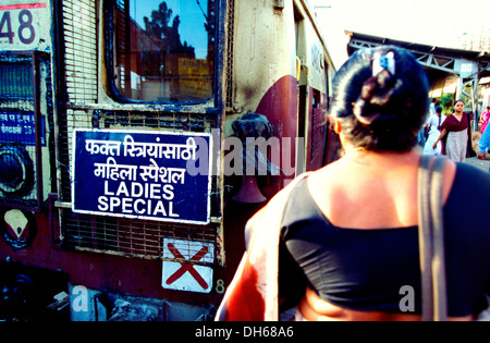 Speciale signore, treno per le donne dalla Indian Western Railway Company, donna che indossa un sari dirigendosi verso l'ingresso a Foto Stock