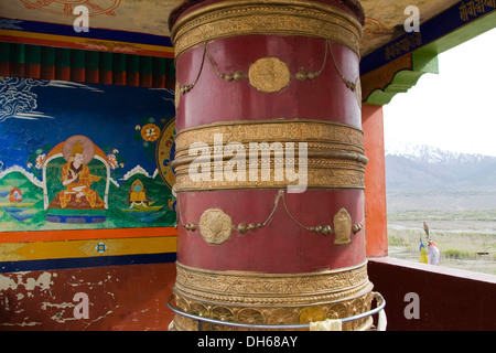 Il Tibetano monastero buddista con una ruota di preghiera e una parete sollievo nella regione himalayana vicino a Leh, Ladakh Himalaya, India, Asia Foto Stock