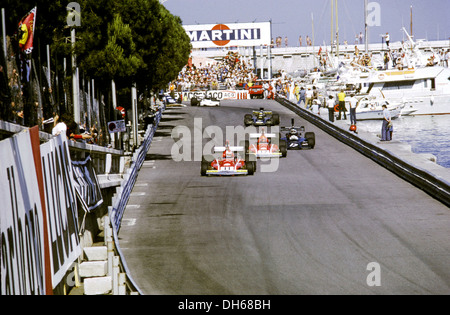 Jean-Pierre Jarier in Shadow-Cosworth inseguono No11 Clay Regazzoni Ferrari 312 e n12 Niki Lauda Ferrari 312. GP di Monaco, 1974. Foto Stock